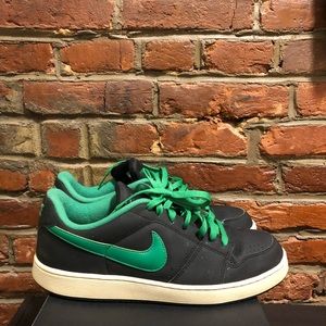Navy blue and green Nike’s. Really good condition.